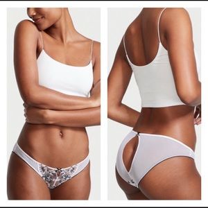 SALE⬇️ Victoria’s Secret Embroidered Lace Keyhole Ouvert Cheekini Panty Medium